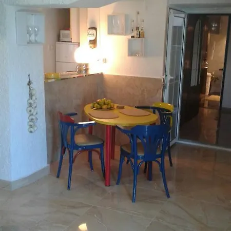 بيت للعطل House Kapetan Nono Drače
